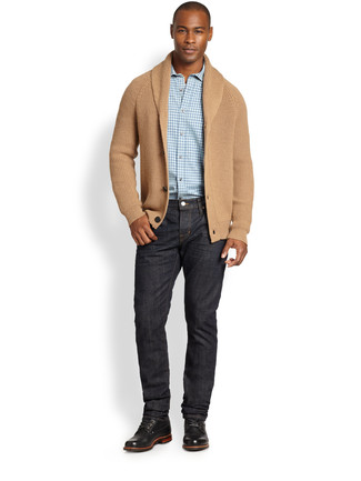 Какие кардиганы носить с черными повседневными ботинками мужчине