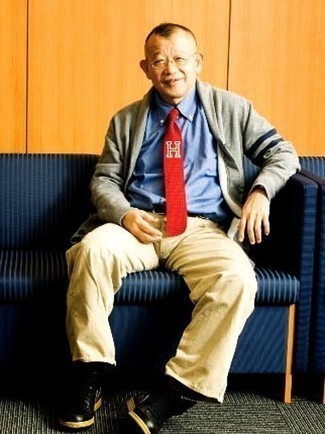 Какие кардиганы носить с черными повседневными ботинками мужчине