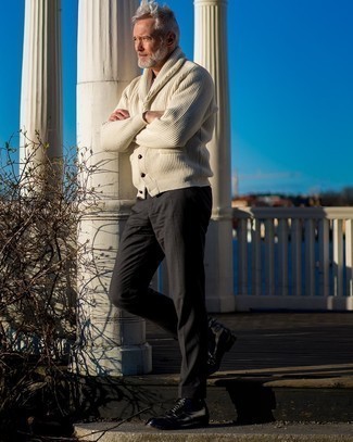 Какие кардиганы носить с черными повседневными ботинками мужчине