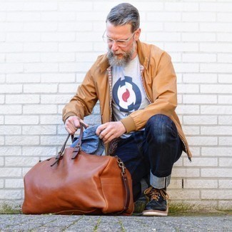 Какие джинсы носить с черными повседневными ботинками мужчине