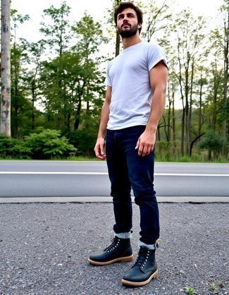 Какие джинсы носить с черными повседневными ботинками мужчине