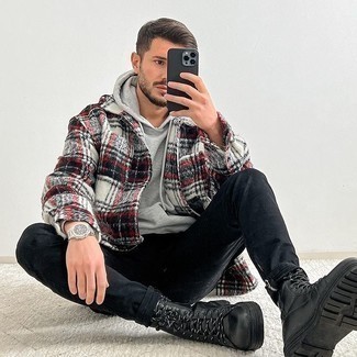 Какие джинсы носить с черными повседневными ботинками мужчине