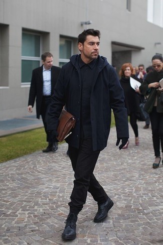 Какие дождевики носить с черными повседневными ботинками мужчине