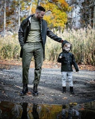 Какие дождевики носить с черными повседневными ботинками мужчине