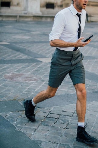 Какие шорты носить с черными повседневными ботинками мужчине
