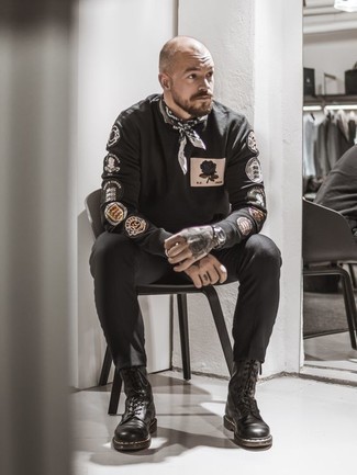 Какие свитшоты носить с черными повседневными ботинками мужчине