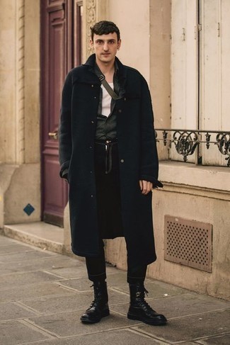 Какие майки носить с черными повседневными ботинками мужчине