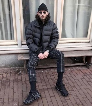 С чем носить черные брюки чинос в клетку