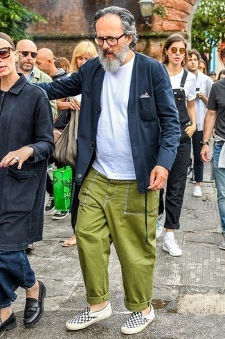 С чем носить черные кожаные слипоны в клетку мужчине