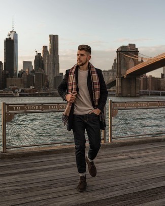 Как носить черное длинное пальто в клетку с темно-серыми джинсами