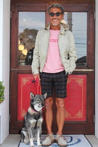 Как носить черные шорты в клетку с серыми замшевыми ботинками дезертами