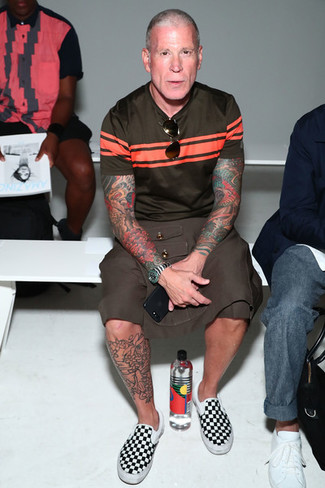 С чем носить черные слипоны в клетку мужчине