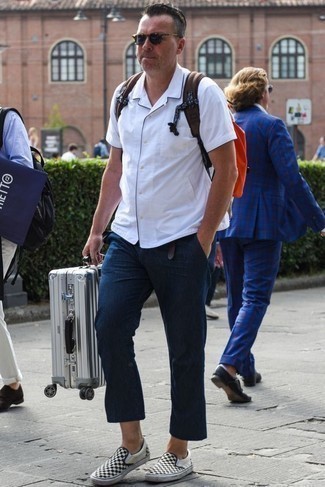 С чем носить черные слипоны в клетку мужчине