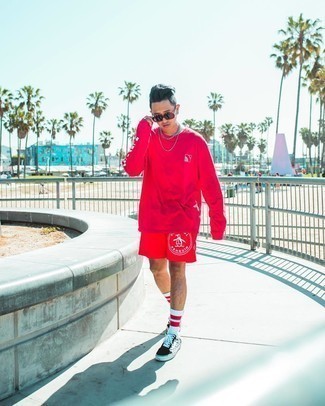 С чем носить черные кеды в клетку мужчине