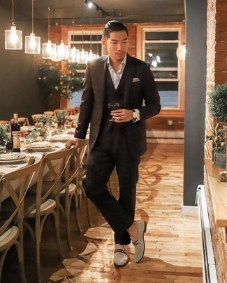 Как носить черный костюм в клетку с бежевыми замшевыми лоферами