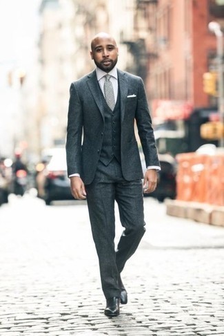 Какие костюмы носить с черными ботинками челси