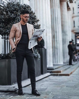 Как носить черные брюки чинос с бежевым пиджаком