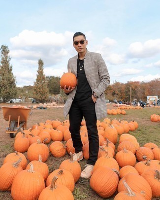 Как носить черные брюки чинос с бежевым длинным пальто в клетку