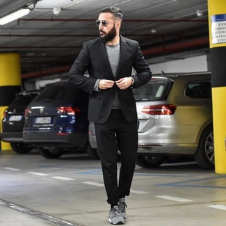 Как носить черные брюки чинос с черным пиджаком