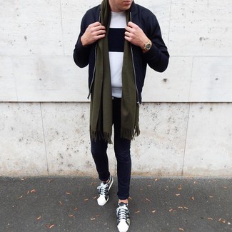 Как носить черные брюки чинос с черным бомбером