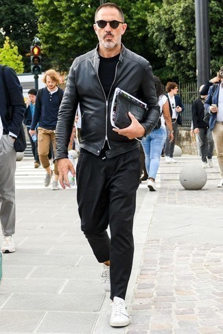 Как носить черные брюки чинос с черным бомбером