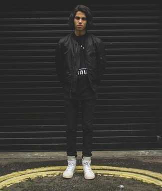 Как носить черные брюки чинос с черным бомбером