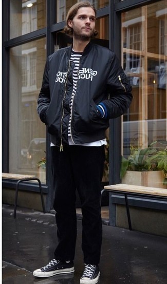 Как носить черные брюки чинос с черным бомбером