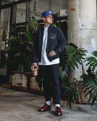 Как носить черные брюки чинос с черным бомбером