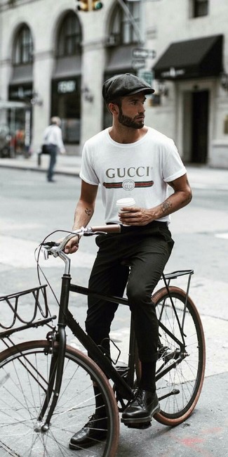 Как носить черные брюки чинос с черными кожаными брогами