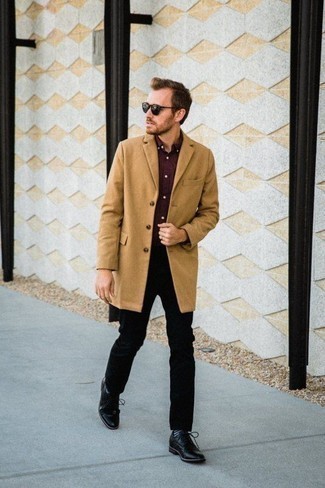 Как носить черные брюки чинос с черными кожаными брогами