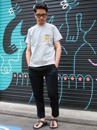 Как носить черные брюки чинос с черными кожаными сланцами