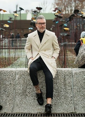 Как носить черные брюки чинос с черными кожаными монками