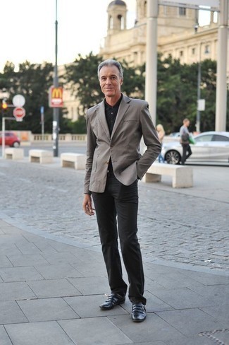 Как носить черные брюки чинос с черными кожаными монками