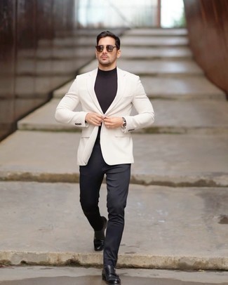 Как носить черные брюки чинос с черными кожаными монками