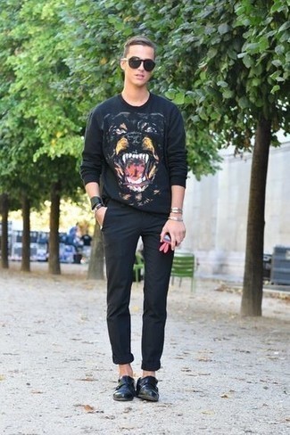 Как носить черные брюки чинос с черными кожаными монками