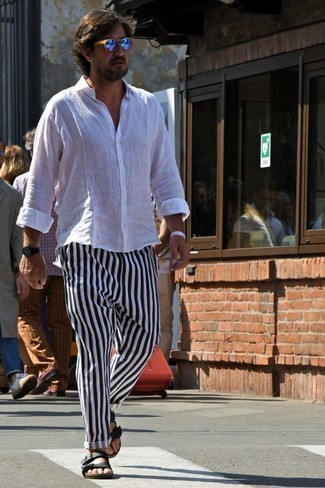 Как носить черные брюки чинос с черными кожаными сандалиями