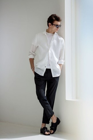 Как носить черные брюки чинос с черными кожаными сандалиями