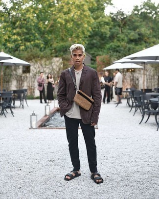 Как носить черные брюки чинос с черными кожаными сандалиями