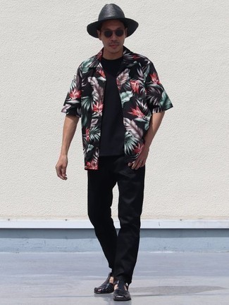 Как носить черные брюки чинос с черными кожаными сандалиями