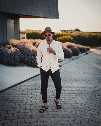 Как носить черные брюки чинос с черными кожаными сандалиями