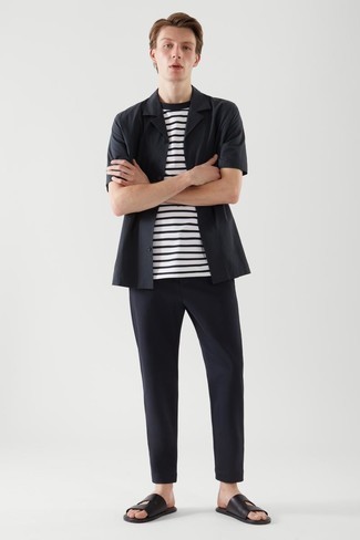 Как носить черные брюки чинос с черными кожаными сандалиями