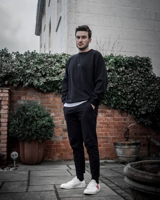 Как носить черные брюки чинос с черным свитшотем