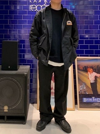 Как носить черные брюки чинос с черным свитшотем