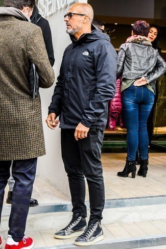 Как носить черные брюки чинос с черной ветровкой