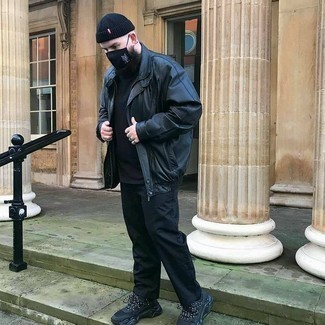 Какие бомберы носить с черными брюками чинос