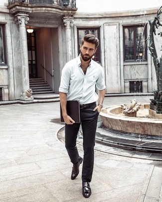 Как носить черные брюки чинос с коричневыми кожаными монками