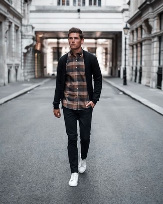 Какие кардиганы носить с черными брюками чинос