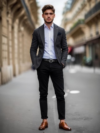 Как носить черные брюки чинос с темно-серым пиджаком