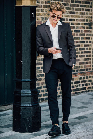 Как носить черные брюки чинос с темно-серым пиджаком