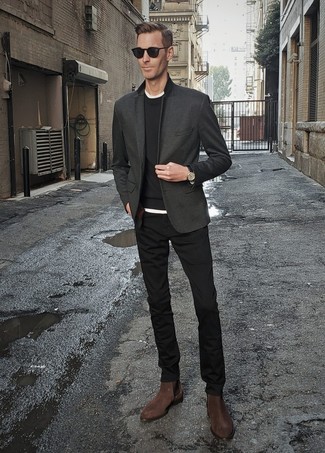 Как носить черные брюки чинос с темно-серым пиджаком